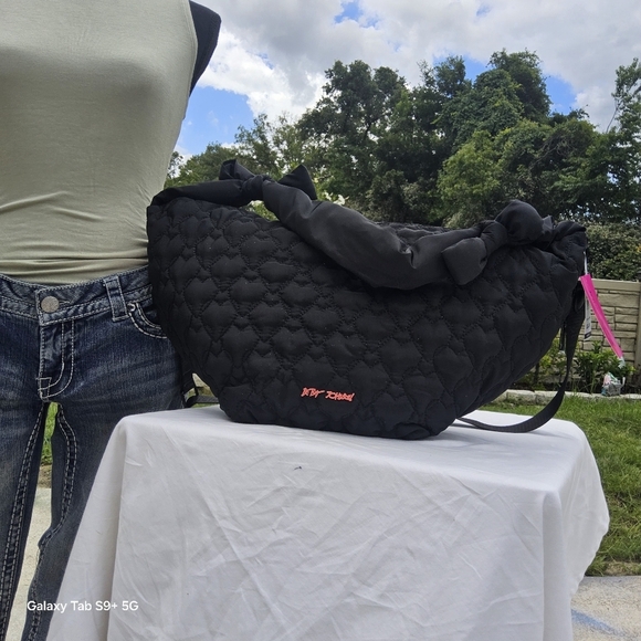 BETSEY JOHNSON BLACK NYLON QUILTED HEARTS XLARGE SLING BAG w/BOWS - Picture 7 of 12